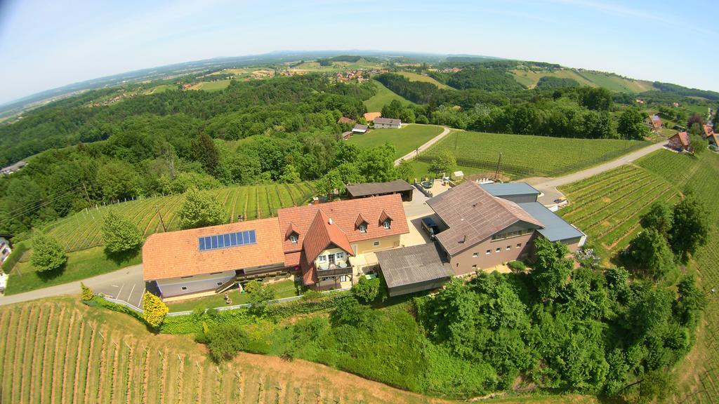 Weingut Gaestezimmer Gruber Ehrenhausen Eksteriør billede