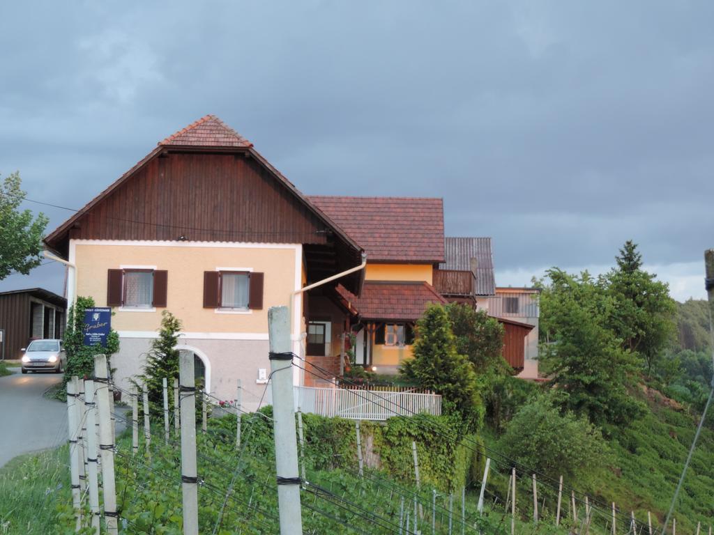 Weingut Gaestezimmer Gruber Ehrenhausen Eksteriør billede