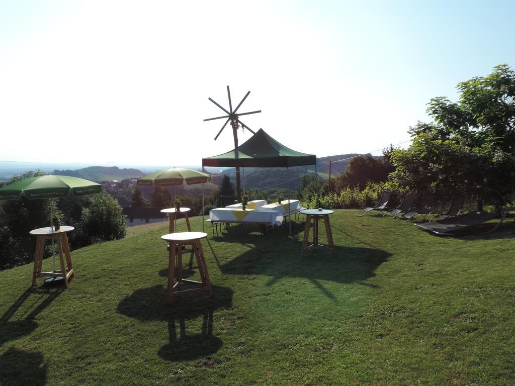Weingut Gaestezimmer Gruber Ehrenhausen Eksteriør billede